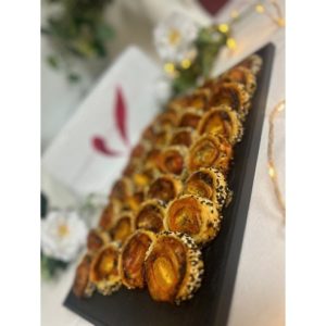 Feuilletés roulés aux tomates et olives - 32 pcs