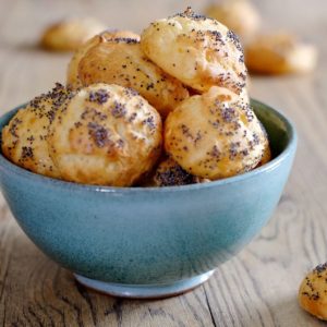 Gougères au Comté et pavots - 36 pcs